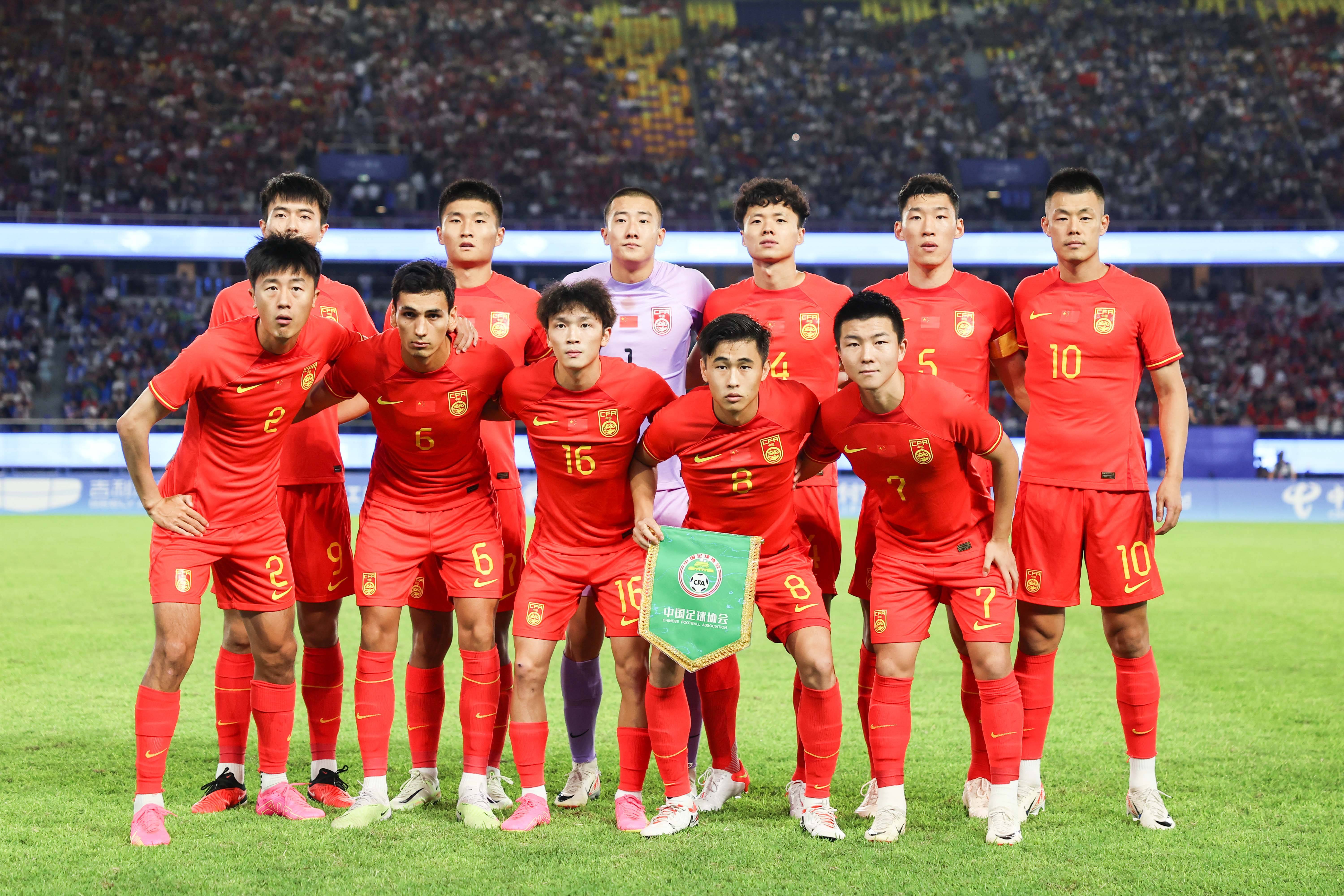 备受瞩目！国内足球争夺激烈前进