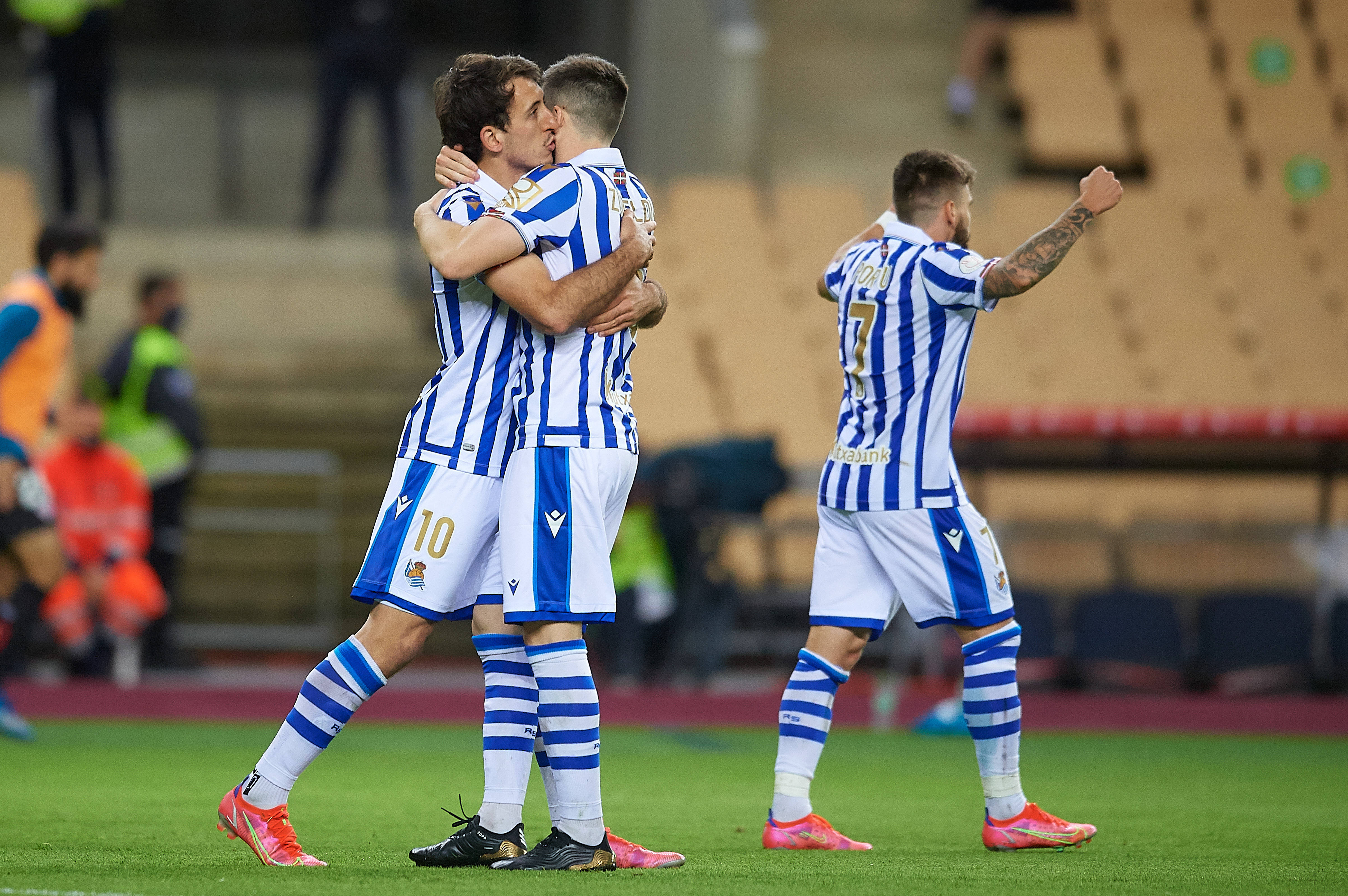 欧洲足球强队发威，碾压对手晋级下一轮