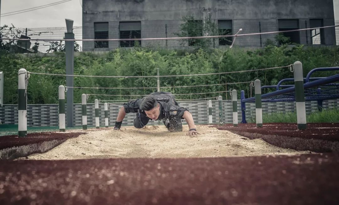 海洋明星队在关键时刻挺身而出，为胜利挥洒汗水