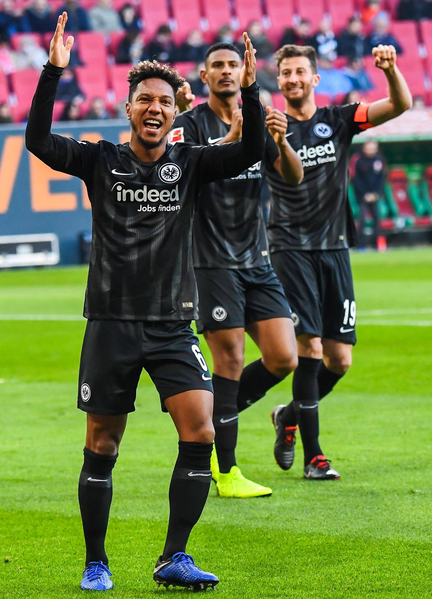 包含法兰克福队连场不败，状态神勇向前迈进的词条