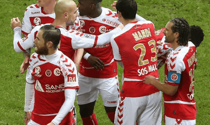 关于巴黎圣日耳曼球员群起反对主帅战术，团队危机的信息