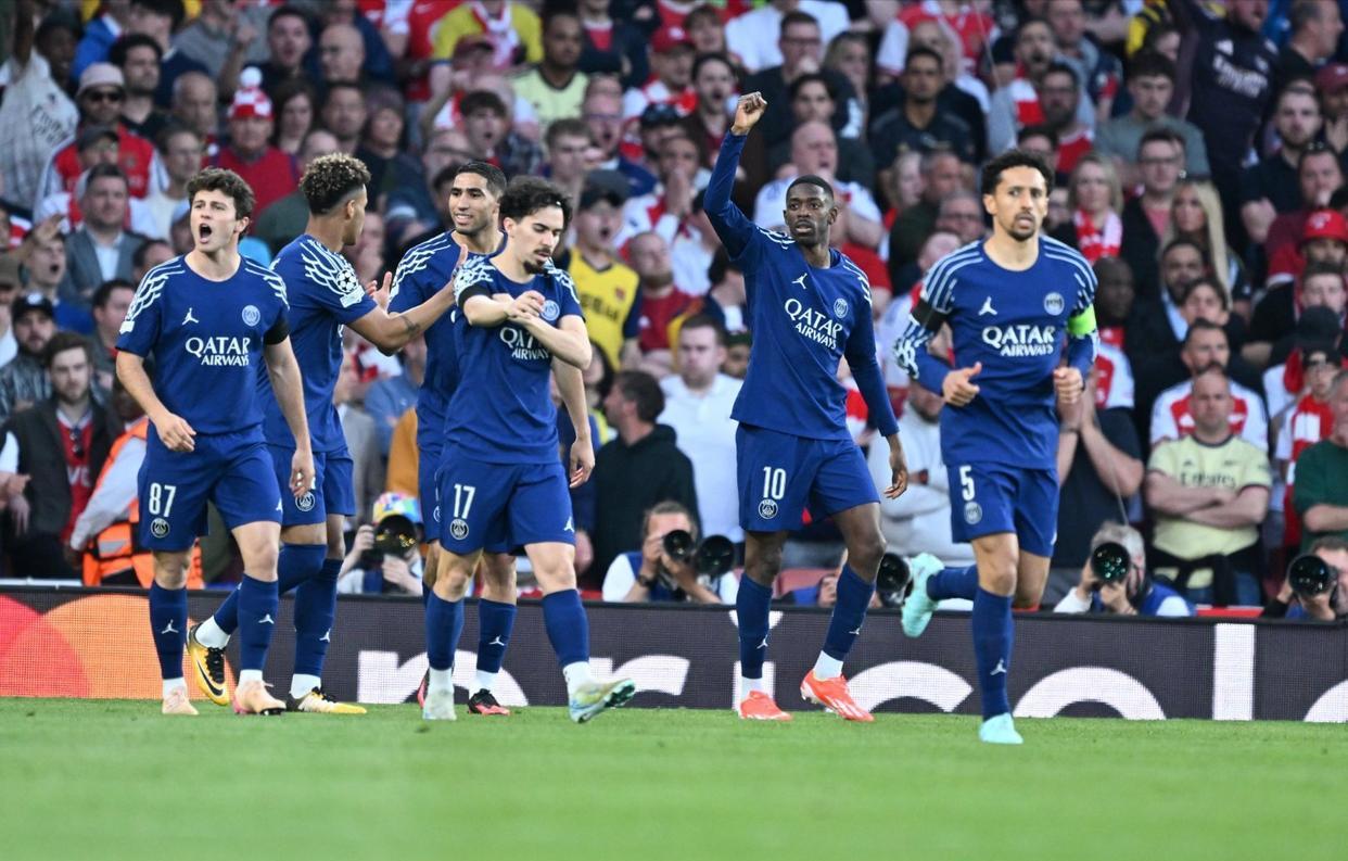 关于巴黎圣日耳曼球员群起反对主帅战术，团队危机的信息