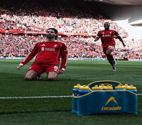 利物浦球队努力拼搏，战胜对手