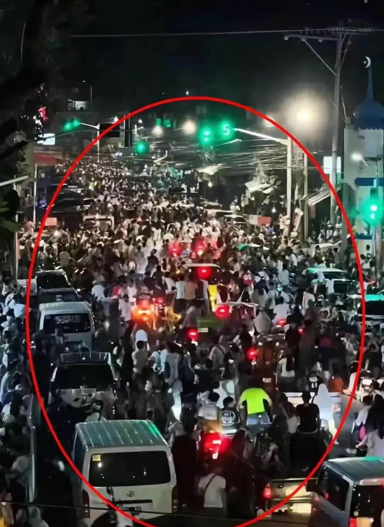 惊险一幕连连，场面混乱不已