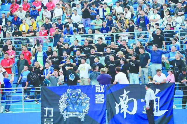 爱游戏网页版登录入口-主场氛围火爆，球迷热情high翻全场呐喊助威