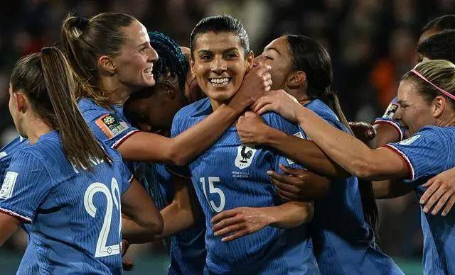 墨西哥队与哥伦比亚队在北美洲进行热身赛