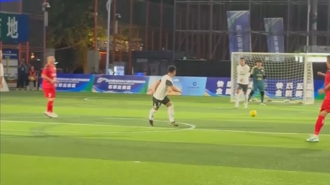 射手破门得分,全队欢呼雀跃 射手破门得分,全队欢呼雀跃