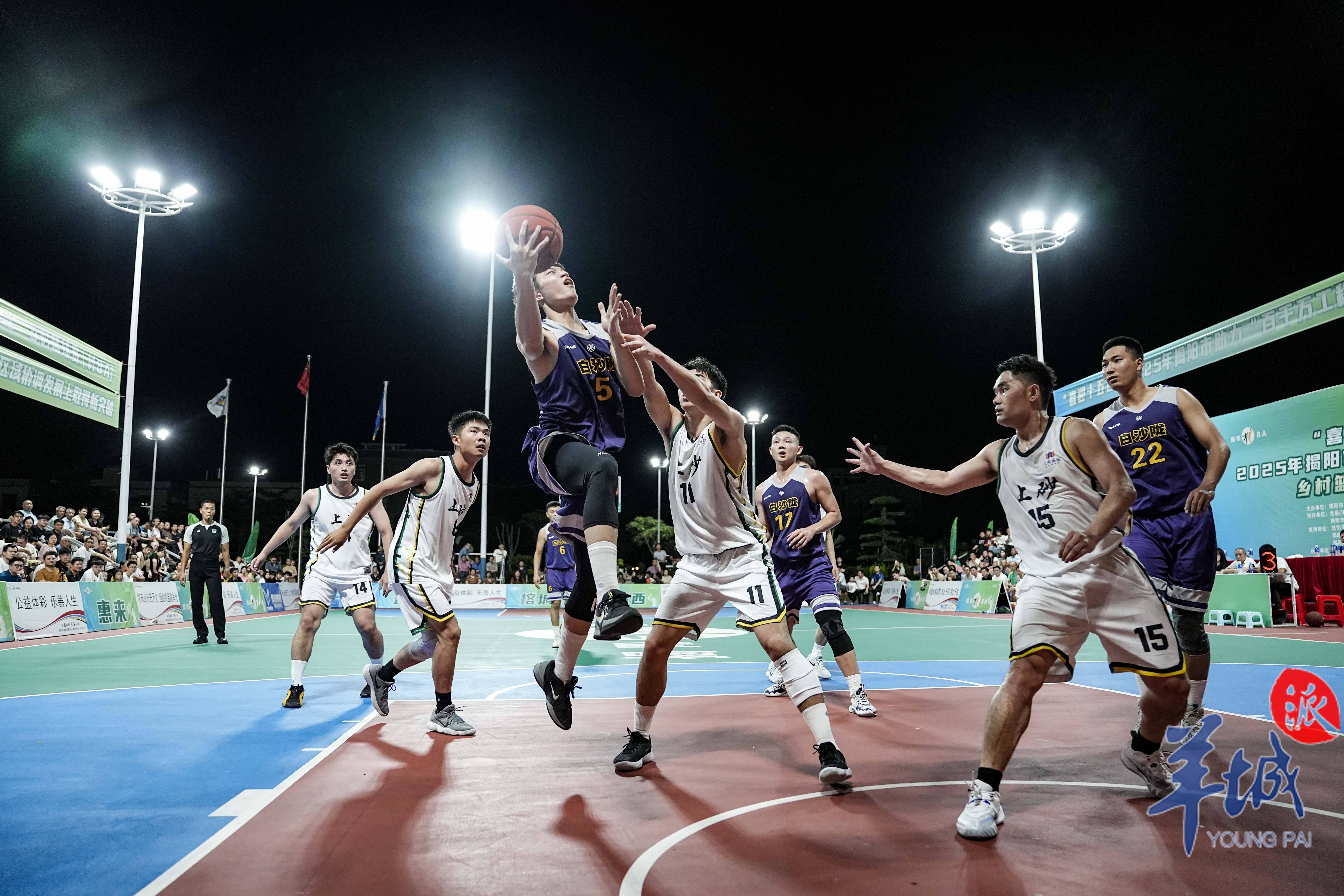 篮球赛场上各路球员展现超凡技术