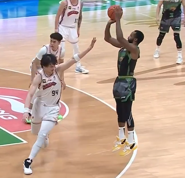 辽宁男篮力克上海,迎来四连胜 辽宁男篮力克上海,迎来四连胜