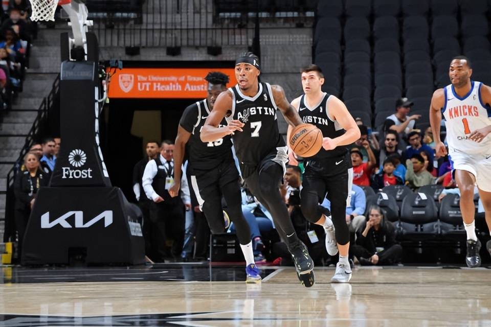 篮网胜马刺，继续领跑东部