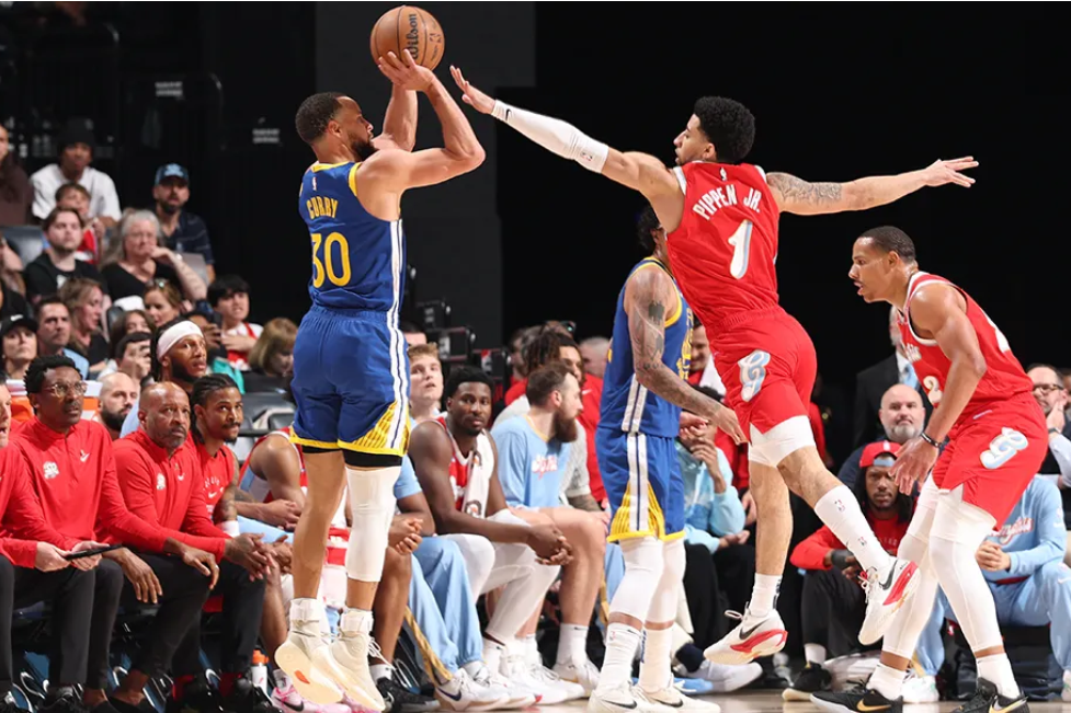 勇士客场擒灰熊,库里狂砍三分球 勇士客场擒灰熊,库里狂砍三分球