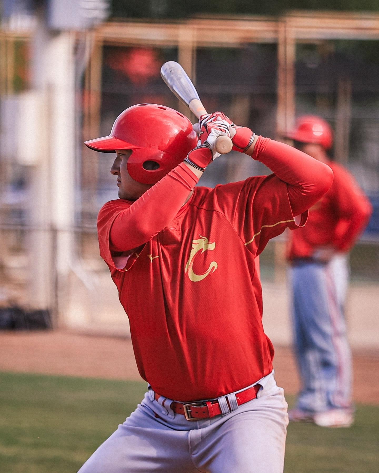 爱游戏官网入口-棒球赛上健儿展飒，投球击中靶心