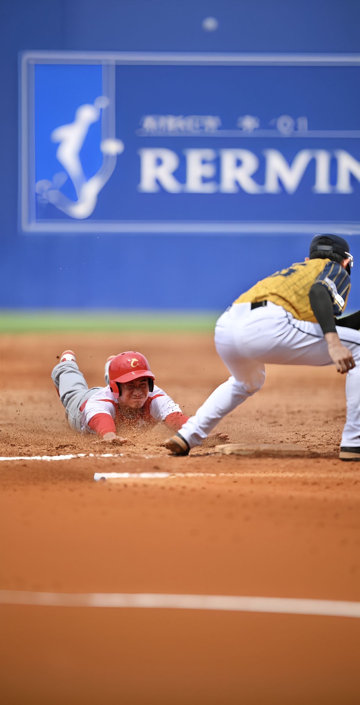 棒球赛上健儿展飒，投球击中靶心