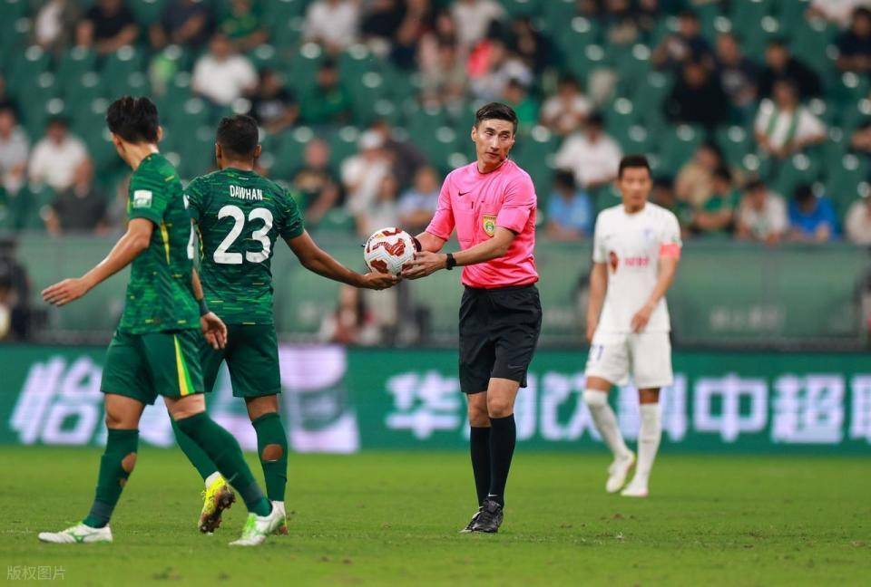 爱游戏亚洲官网-主力球员连续被吹罚犯规，情绪失控而被罚下场的简单介绍