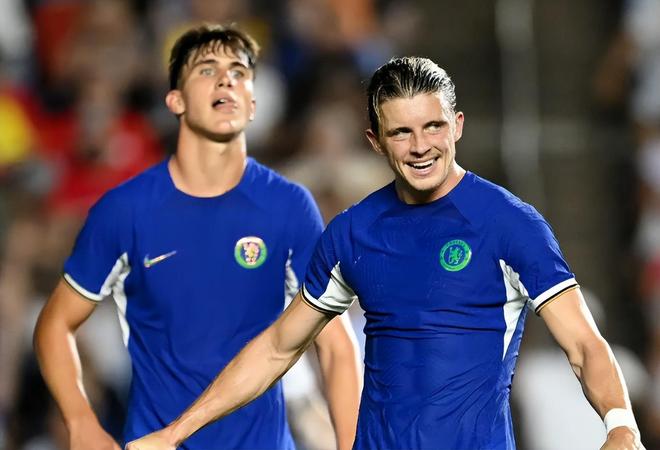 关于队长危险定点球艺精湛，连场球弯折对手的信息