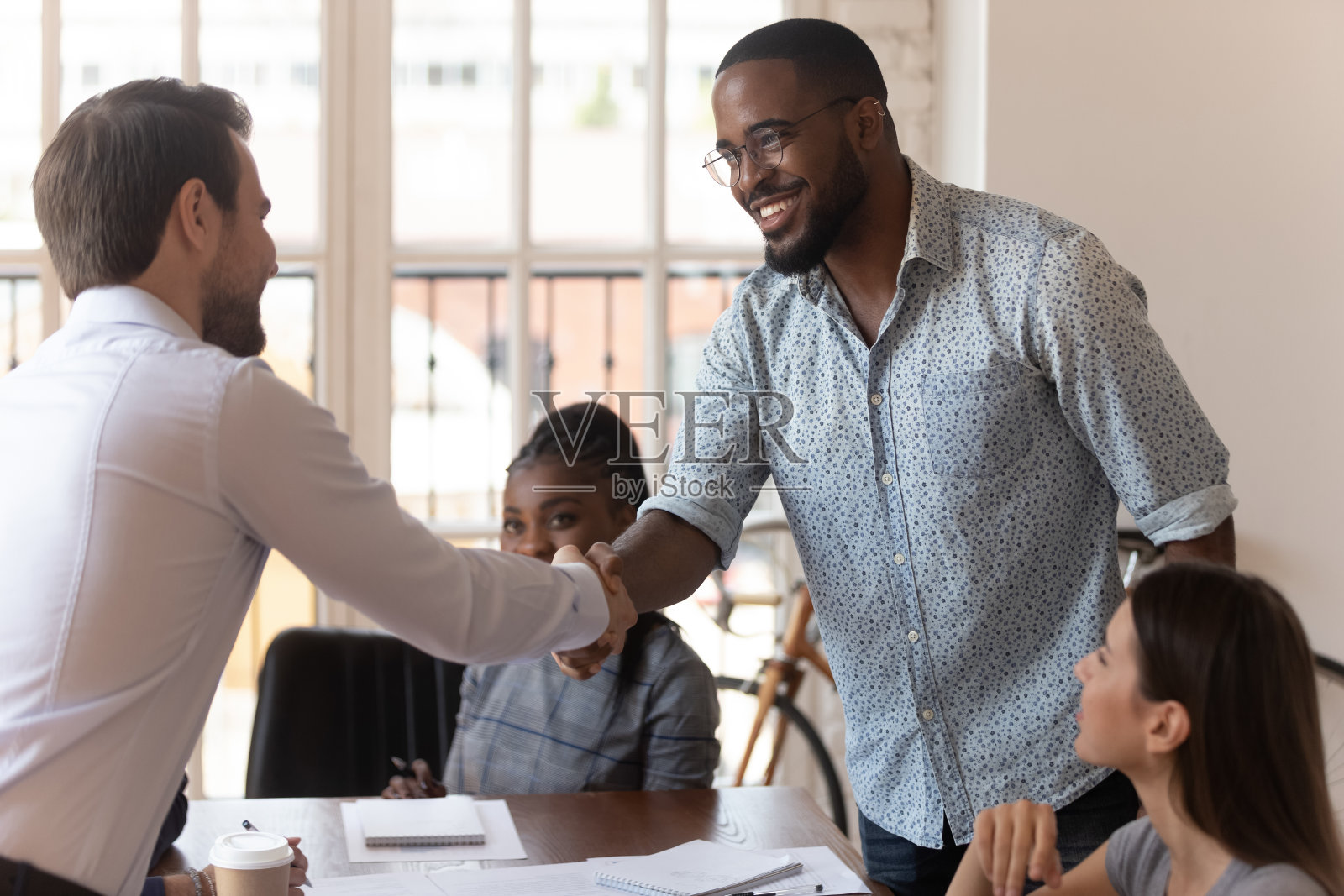 爱游戏app-包含回传握手微笑默契配合取得胜利的词条