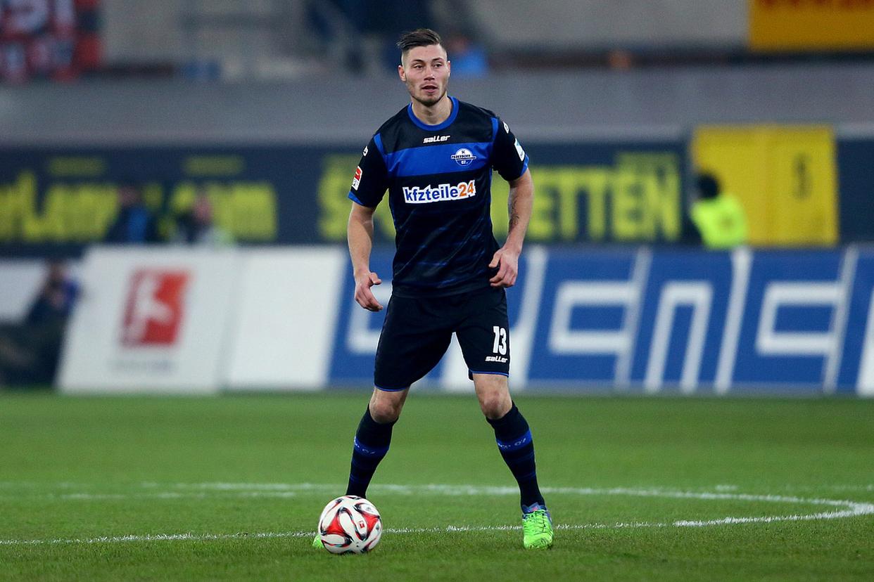 包含沙尔克客场大败，球队表现令人担忧的词条